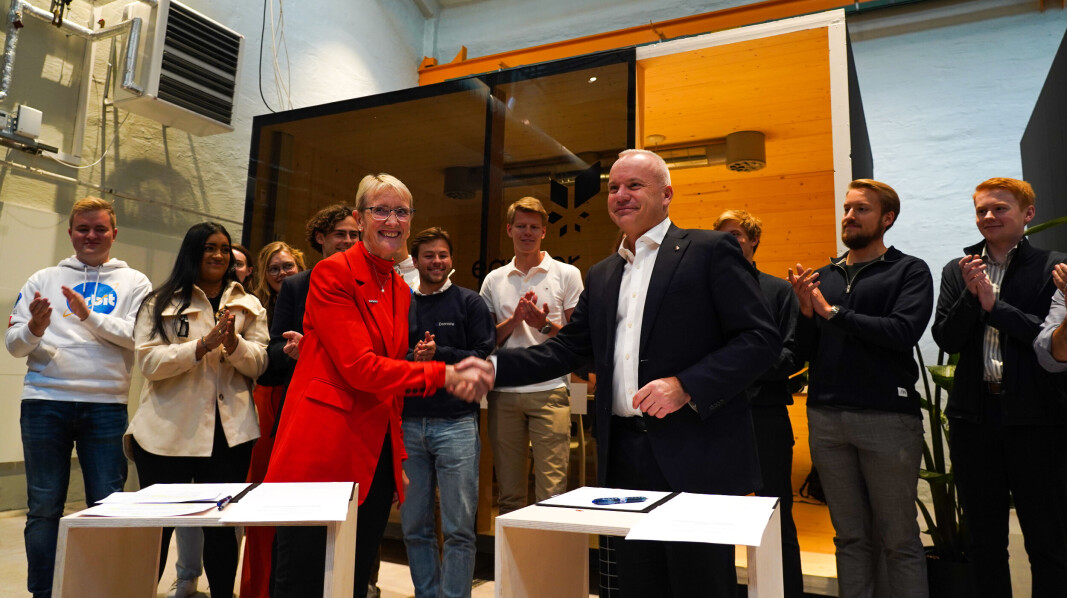 Rektor Anne Borg ved NTNU og administrerende direktør i Equinor ASA, Anders Opedal. Denne gangen kunne avtalen også signeres med et håndtrykk. Rektor Anne Borg ved NTNU og administrerende direktør i Equinor ASA, Anders Opedal. Denne gangen kunne avtalen også signeres med et håndtrykk.