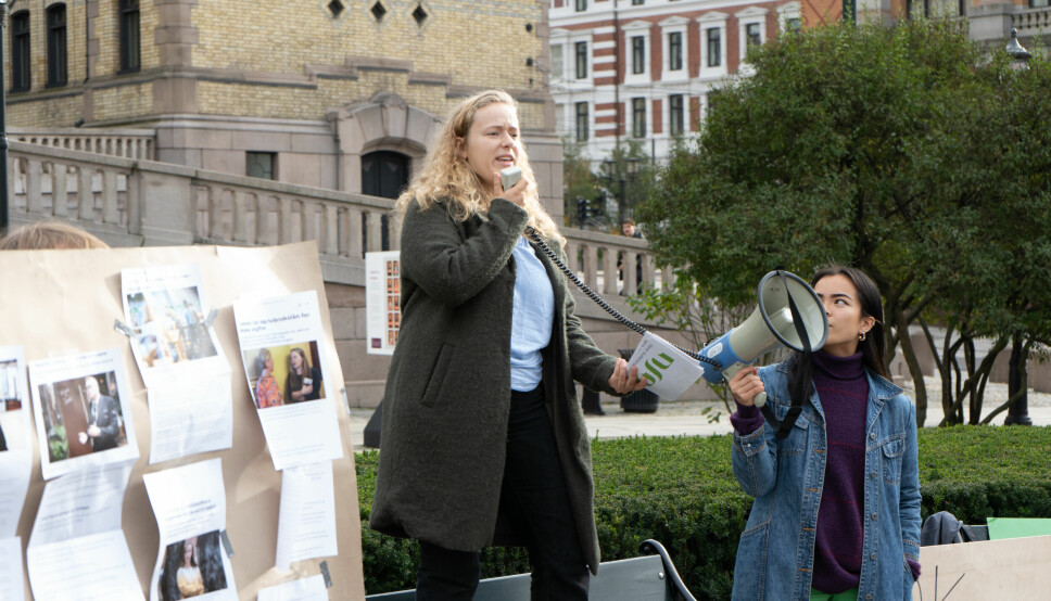 NSO-leder ,Tuva Todnem Lund, og leder av Studenttinget ved NMBU, Ina Maria Finnerud, på demonstrasjon for økt studiestøtte utenfor Stortinget.
