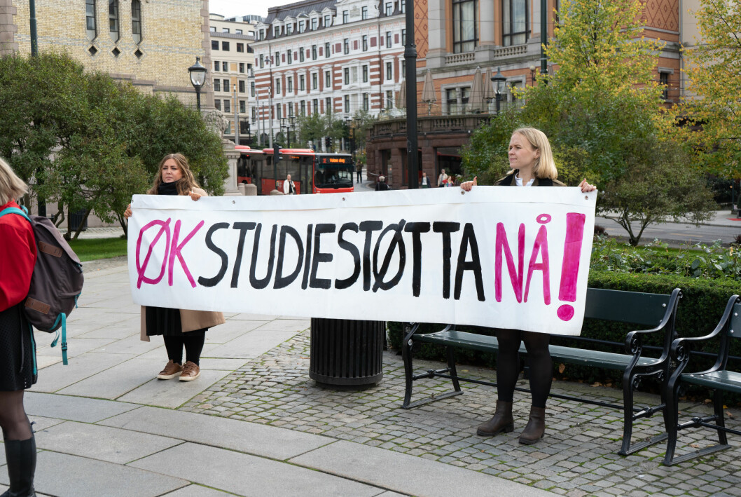 Norsk studentorganisasjon ber om økt studiestøtte på grunn av prisveksten. Bilde er fra en aksjon for økt studiestøtte utenfor Stortinget, 07.10.21.