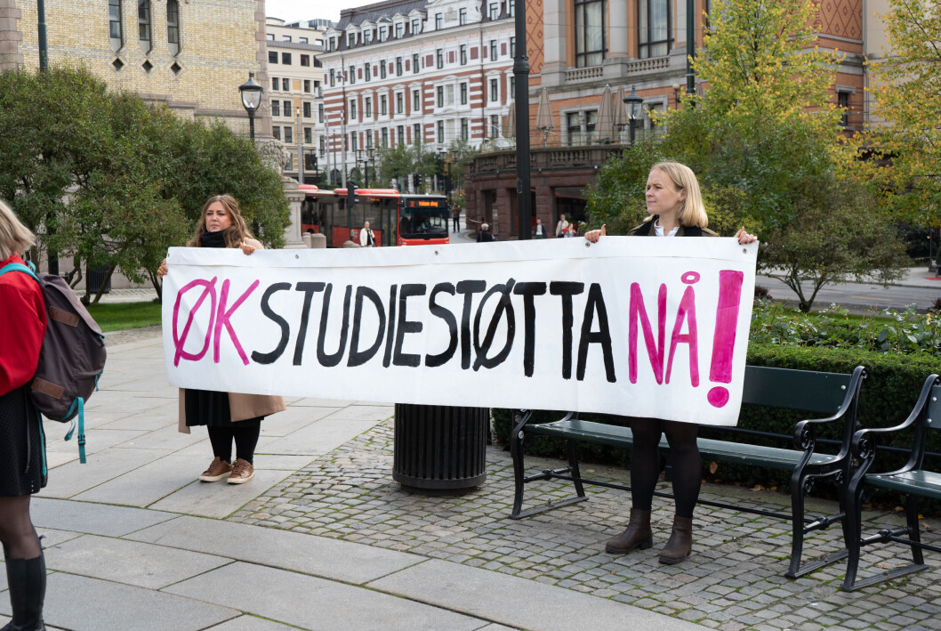 Norsk studentorganisasjon ber om økt studiestøtte på grunn av prisveksten. Bilde er fra en aksjon for økt studiestøtte utenfor Stortinget, 07.10.21. Norsk studentorganisasjon ber om økt studiestøtte på grunn av prisveksten. Bilde er fra en aksjon for økt studiestøtte utenfor Stortinget, 07.10.21.