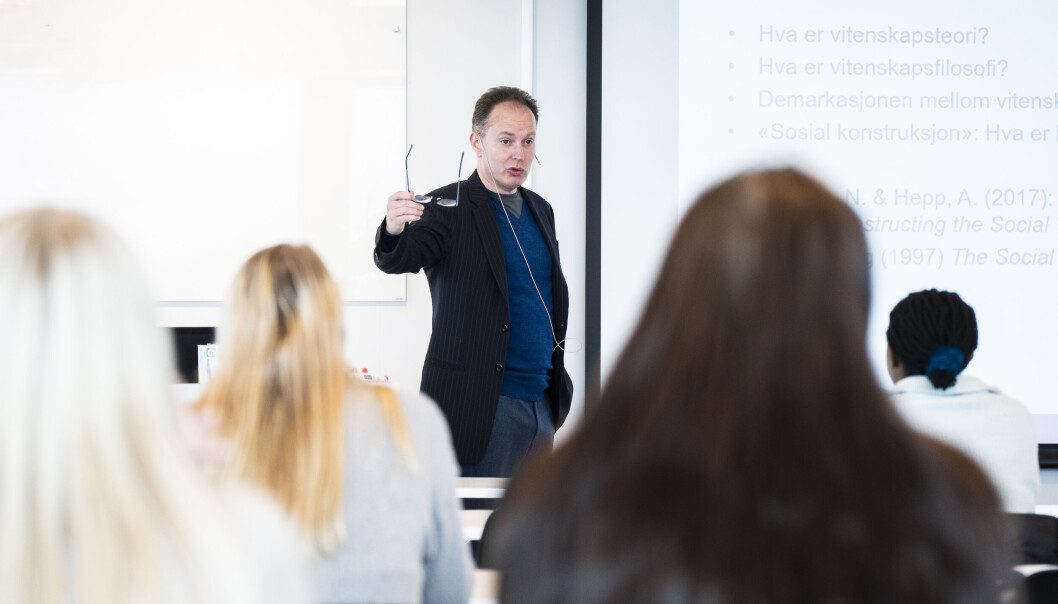 Denne høsten har førsteamanuenisis Øyvind Eikrem vært fullt ut engajsert med å undervise studenter på NTNU. Denne høsten har førsteamanuenisis Øyvind Eikrem vært fullt ut engajsert med å undervise studenter på NTNU.