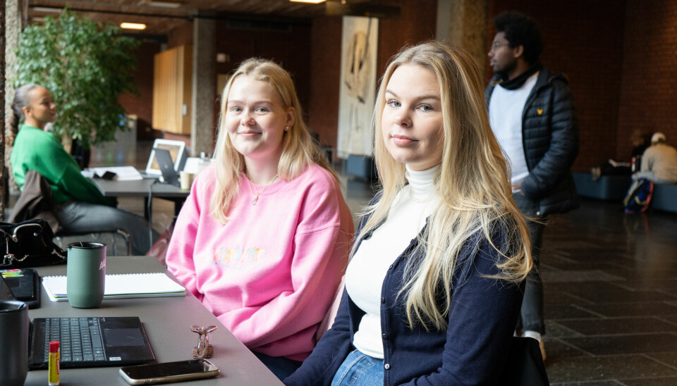 Ebba Andersen (t.v.) og Amalie Larsen (t.h.), som begge studerer ved Universitetet i Oslo, sier at studiestøtten ikke strekker til, spesielt i en by som Oslo.