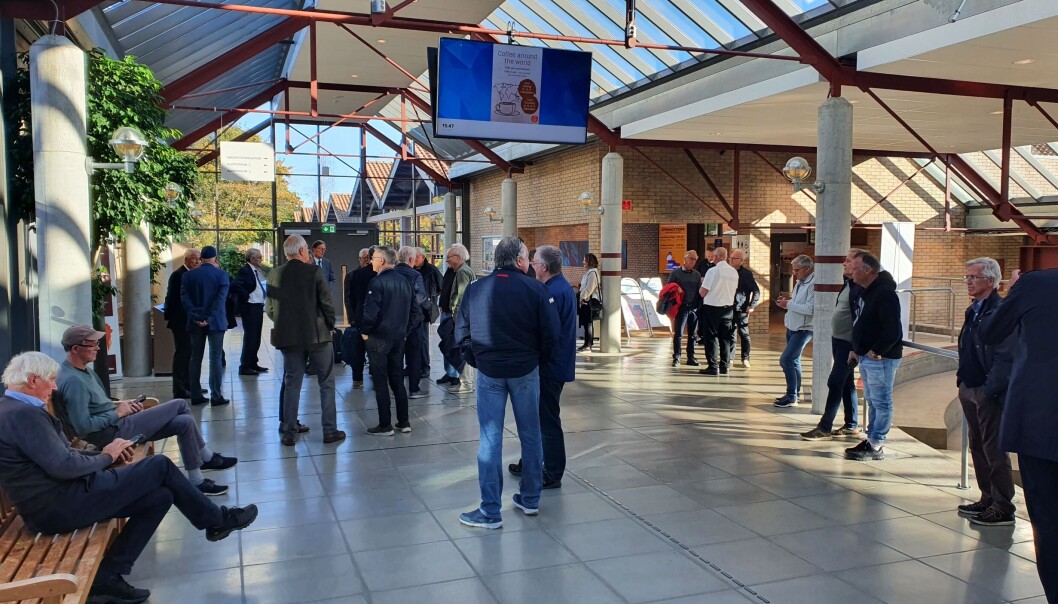 Det var mange tilhører som ville delta på Klimarealistene sin lansering av det nye tidsskriftet på tirsdag. Som Klaus Mohn var inne på i innlegget sitt, var det for det meste godt voksne menn blant tilhengerne. Det var mange tilhører som ville delta på Klimarealistene sin lansering av det nye tidsskriftet på tirsdag. Som Klaus Mohn var inne på i innlegget sitt, var det for det meste godt voksne menn blant tilhengerne.