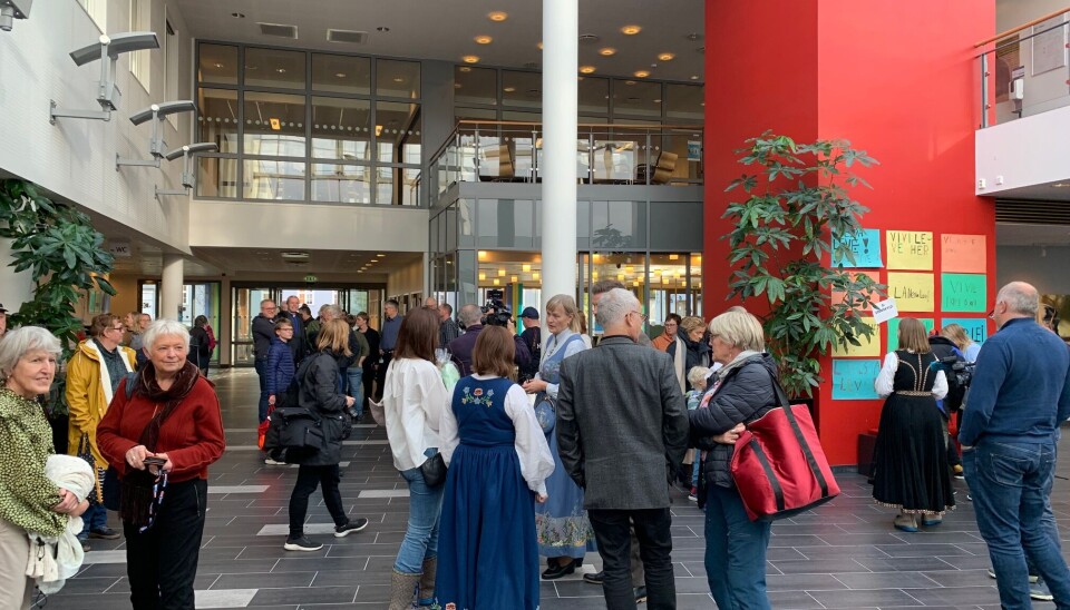 Bygdefolk, studenter, politikere, ansatte og Folkeaksjonen samlet på den gamle høgskolen.