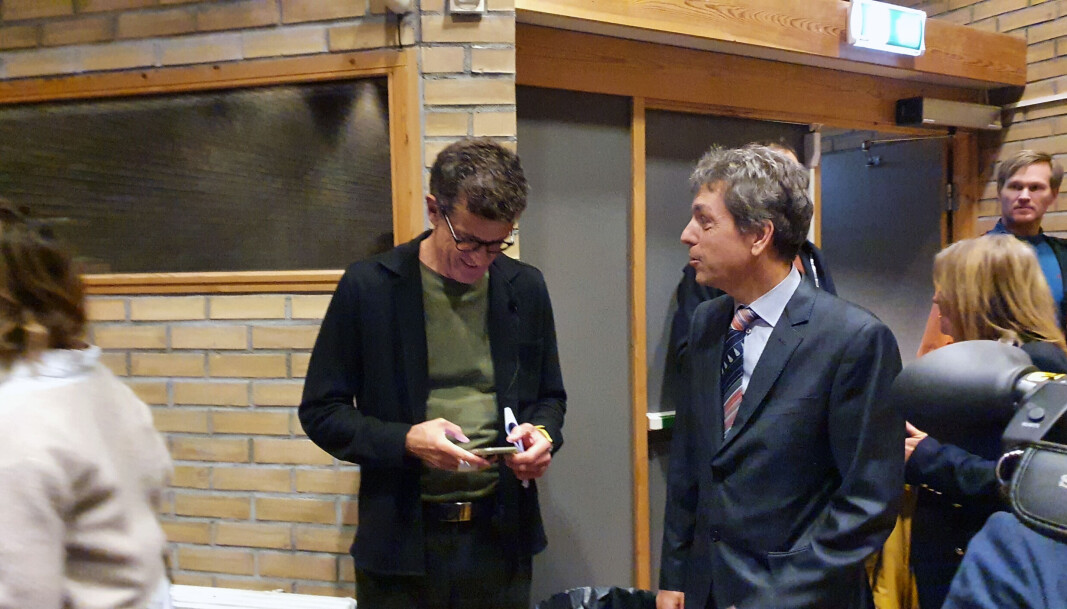 Klaus Mohn og Hans Borge i munter passiar. Klaus Mohn og Hans Borge i munter passiar.