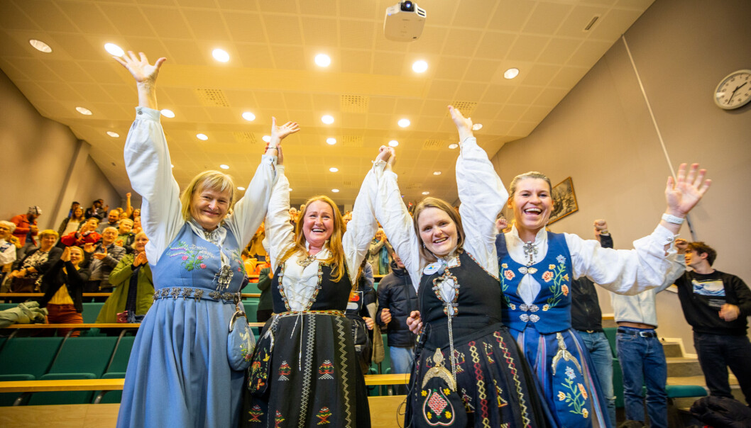 Arbeiderpartiet-Senterpartiet-regjeringen har besluttet å gjenopprette Høgskolen i Nesna. Jubelscener. Jenny Myklebust, Hanne Davidsen. Arbeiderpartiet-Senterpartiet-regjeringen har besluttet å gjenopprette Høgskolen i Nesna. Jubelscener. Jenny Myklebust, Hanne Davidsen.