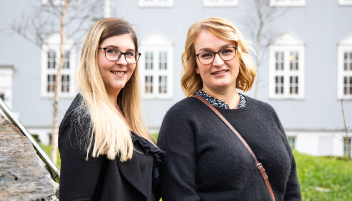 Nesnastudentene Kathrine Dishington Johnsen (t.h.) og Wanja Skog Hermansen, som sammen med to studiekamerater vant prisen Årets navn i Akademia for 2020.