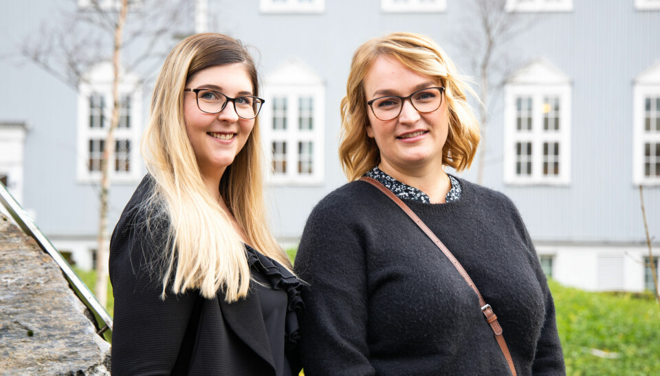 Nesnastudentene Kathrine Dishington Johnsen (t.h.) og Wanja Skog Hermansen, som sammen med to studiekamerater vant prisen Årets navn i Akademia for 2020.