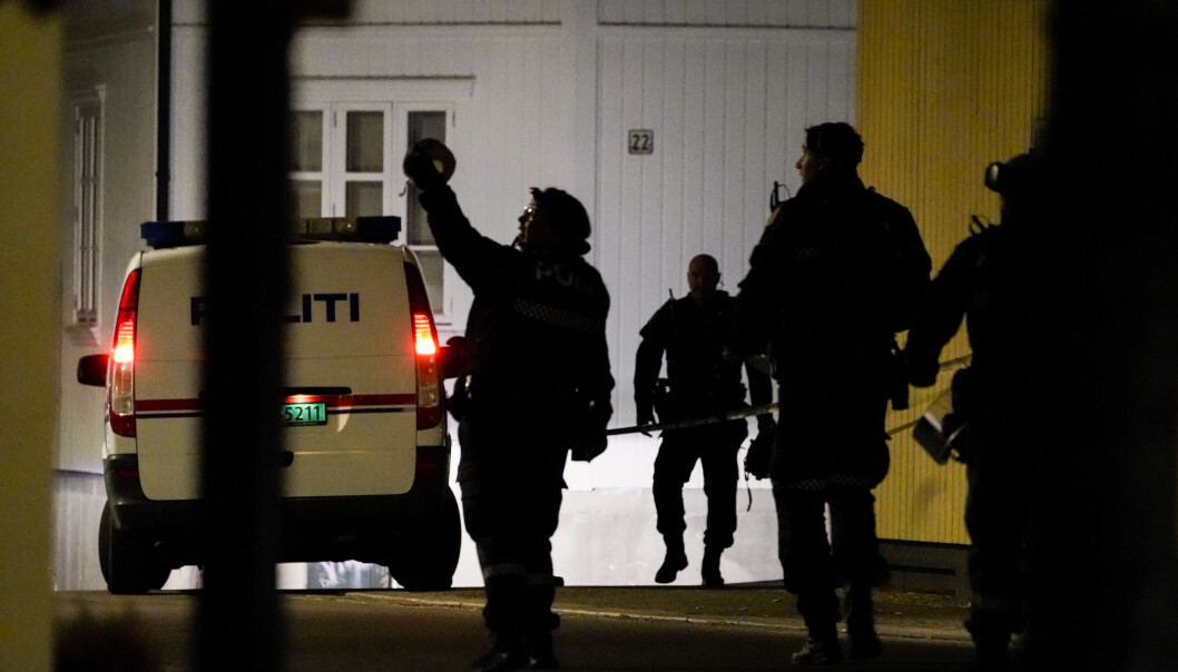 Stor politiaksjon i Kongsberg sentrum etter at fem ble drep og to såret onsdag kveld. Stor politiaksjon i Kongsberg sentrum etter at fem ble drep og to såret onsdag kveld.