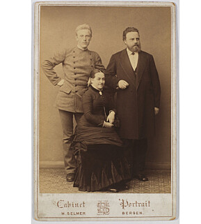 Den unge Fridtjof Nansen bodde hos ekteparet Vilhelm og Marie Holdt. Han innledet dessuten et forhold til Marie, men beholdt likevel vennskapet med de to livet ut. Den unge Fridtjof Nansen bodde hos ekteparet Vilhelm og Marie Holdt. Han innledet dessuten et forhold til Marie, men beholdt likevel vennskapet med de to livet ut.