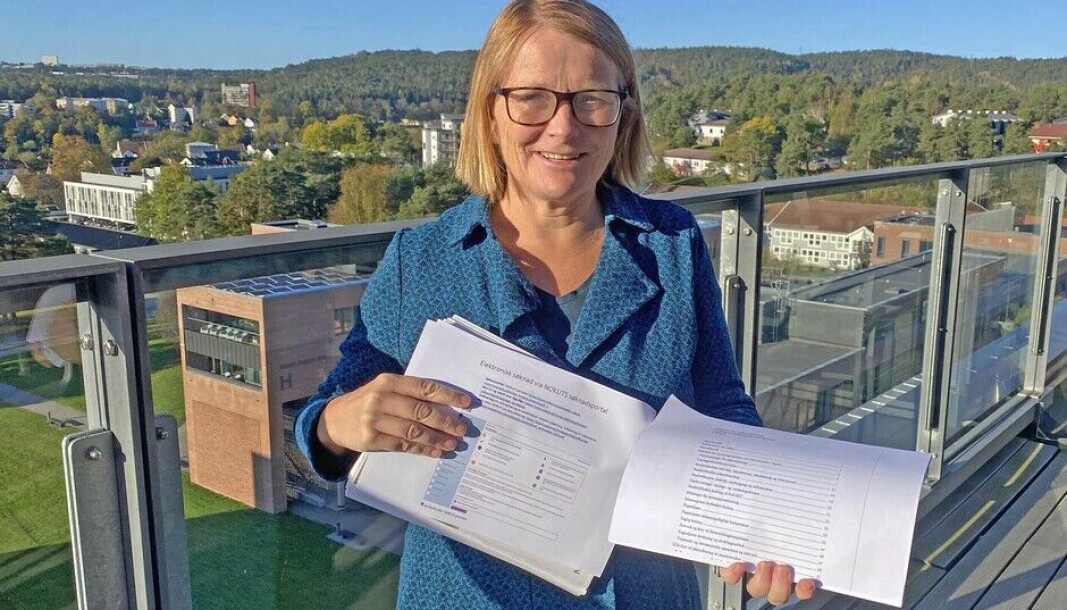 Rektor ved Universitetet i Agder, Sunniva Whittaker, med søknadene som før helgen ble sendt elektronisk til Nokut. Rektor ved Universitetet i Agder, Sunniva Whittaker, med søknadene som før helgen ble sendt elektronisk til Nokut.