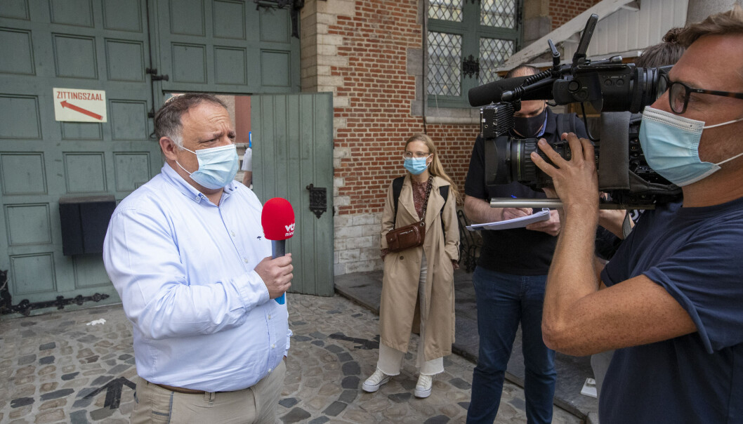 Den belgiske virologen Marc van Ranst måtte gå i skjul etter trusler fra en eks-soldat på rømmen. Her utenfor rettssalen etter å ha blitt saksøkt av en vaksinemotstander. Den belgiske virologen Marc van Ranst måtte gå i skjul etter trusler fra en eks-soldat på rømmen. Her utenfor rettssalen etter å ha blitt saksøkt av en vaksinemotstander.