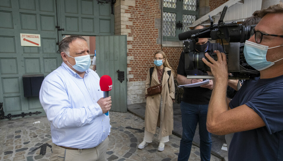 Den belgiske virologen Marc van Ranst måtte gå i skjul etter trusler fra en eks-soldat på rømmen. Her utenfor rettssalen etter å ha blitt saksøkt av en vaksinemotstander.