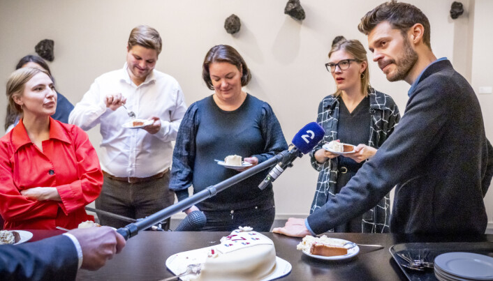 Rødt-leder Bjørnar Moxnes (t.h.) skjærer opp kaka med påskriften 4,7%. Sammen med Sofie Marhaug, Hege Bae Nyholt (i midten) og Marie Sneve Martinussen. Rødt-leder Bjørnar Moxnes (t.h.) skjærer opp kaka med påskriften 4,7%. Sammen med Sofie Marhaug, Hege Bae Nyholt (i midten) og Marie Sneve Martinussen.