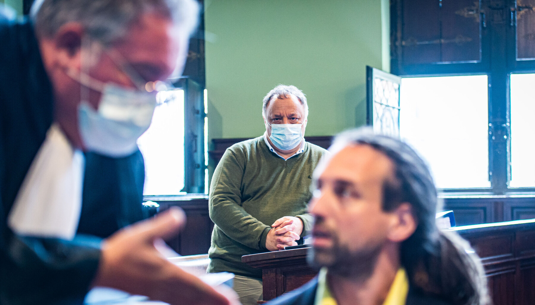 Marc Van Ranst (i midten) under den første rettssaken mot Willem Engel. I dag møtes de i retten igjen. Marc Van Ranst (i midten) under den første rettssaken mot Willem Engel. I dag møtes de i retten igjen.