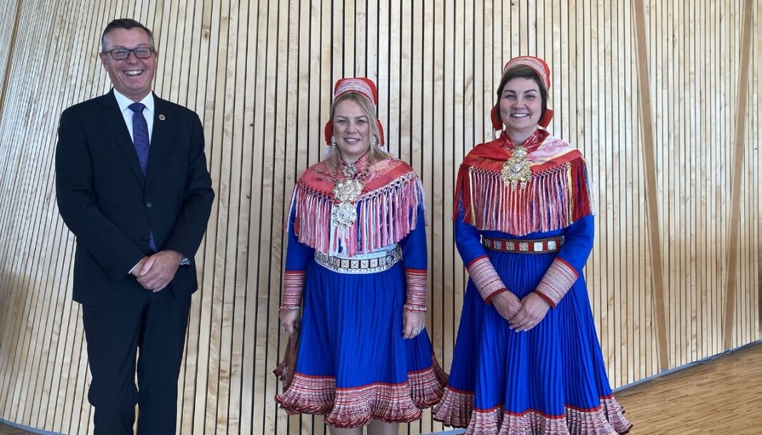 Dag Rune Olsen sammen med Laila Susanne Vars (rektor ved Samisk høyskole) og daværende sametingspresident Aili Keskitalo (foto: ) Dag Rune Olsen sammen med Laila Susanne Vars (rektor ved Samisk høyskole) og daværende sametingspresident Aili Keskitalo (foto: )