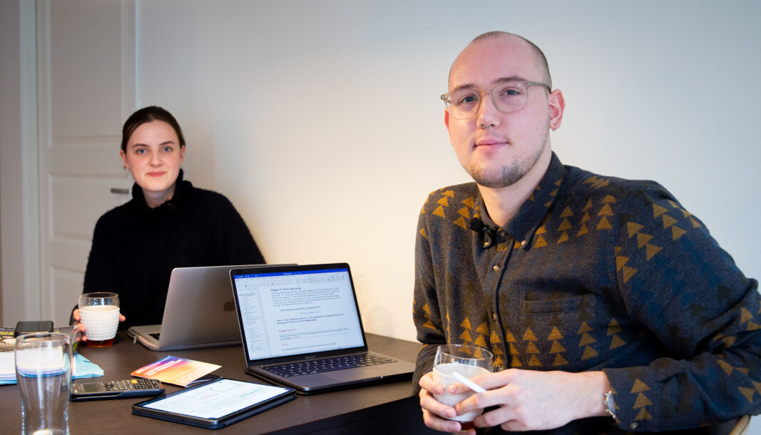— Vi sitter og fryser. Vi går med ulltøy, drikker masse te. Vi går alltid inne med tjukke ullsokker, sier student Kathrine Wie Helgøy sammen med kollektivkamerat Sebastian Kvalsøy. — Vi sitter og fryser. Vi går med ulltøy, drikker masse te. Vi går alltid inne med tjukke ullsokker, sier student Kathrine Wie Helgøy sammen med kollektivkamerat Sebastian Kvalsøy.