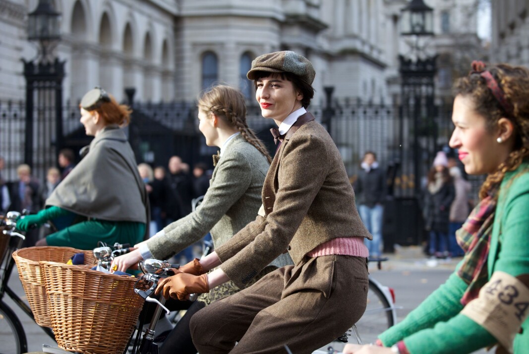 Det er ofte Ralph Lauren dukker opp når man leter etter dark academia på internett. Klesprodusenten satser da også mye på tweedmaterialer og klassiske snitt. Bildet er tatt i forbindelse med Ralph Laurens Rugby Tweed Run i 2011. Det er ofte Ralph Lauren dukker opp når man leter etter dark academia på internett. Klesprodusenten satser da også mye på tweedmaterialer og klassiske snitt. Bildet er tatt i forbindelse med Ralph Laurens Rugby Tweed Run i 2011.