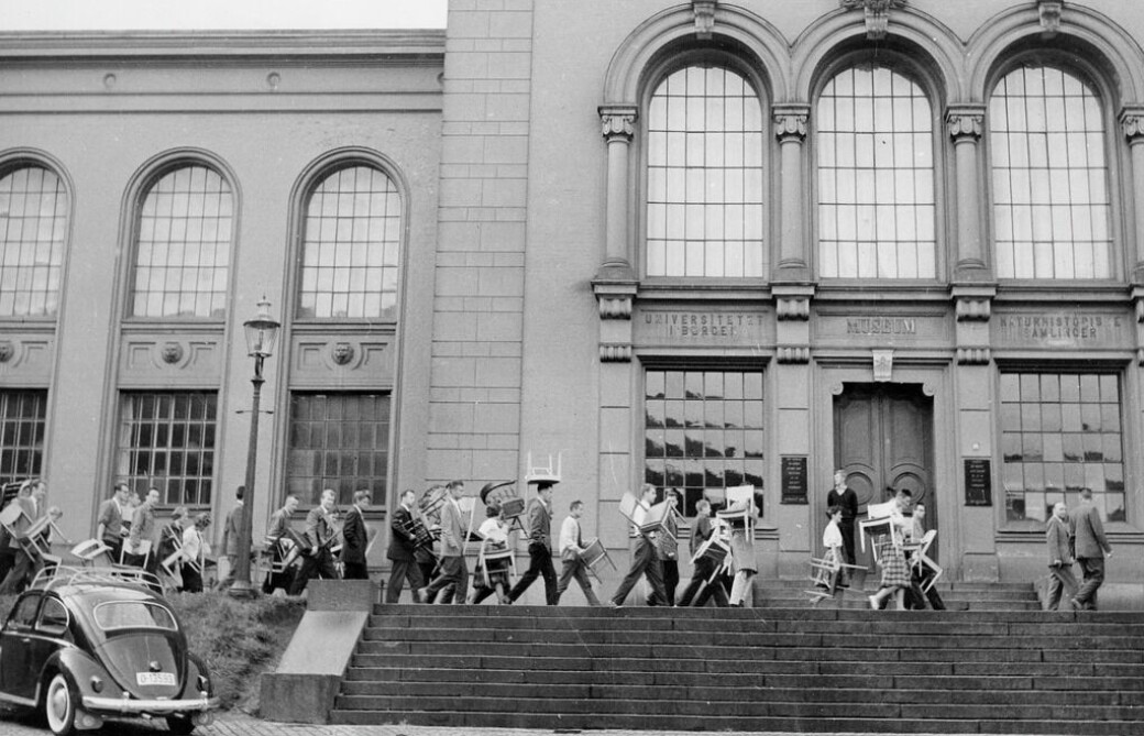 Universitetet i Bergen, Norges nest eldste universitet (etter Universitetet i Oslo) fyller 75 år i år. På bildet: Studenter på vei fra Bergen Museum til det nye Universitetsbiblioteket- Universitetet i Bergen, Norges nest eldste universitet (etter Universitetet i Oslo) fyller 75 år i år. På bildet: Studenter på vei fra Bergen Museum til det nye Universitetsbiblioteket-