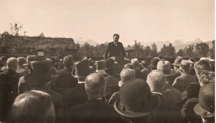 Foto av Vilhelm Bjerknes som driver utendørs formidling i Tromsø, august 1930 Foto av Vilhelm Bjerknes som driver utendørs formidling i Tromsø, august 1930