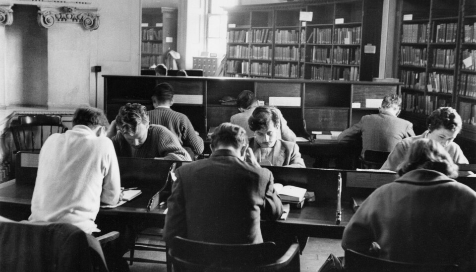 Oxford er en stor inspirasjon for dark adademia-trenden. Her jobber studenter på et av universitetets biblioteker i 1958.