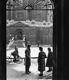 Svarthvitt-bilder fra 50-tallet passer godt inn med estetikken. Igjen fra Oxford i 1958 Svarthvitt-bilder fra 50-tallet passer godt inn med estetikken. Igjen fra Oxford i 1958