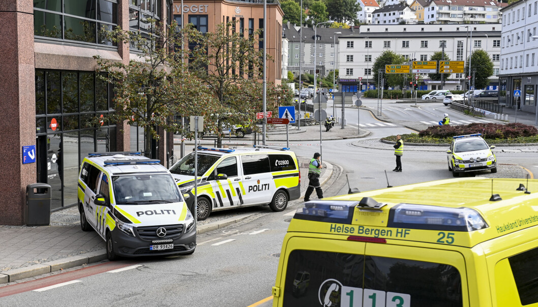 — Vi har på få uker vært vitne til ulike forferdelige hendelser som har ført til diskusjoner om velferdstjenestene og også politiets rolle i å yte hjelp eller til å beskytte oss mot personer som har det vanskelig, skriver Anna-Sabina Soggiu. Bildet er fra politiets aksjon ved Nav-kontoret i Bergen i september, hvor en Nav-ansatt ble drept . — Vi har på få uker vært vitne til ulike forferdelige hendelser som har ført til diskusjoner om velferdstjenestene og også politiets rolle i å yte hjelp eller til å beskytte oss mot personer som har det vanskelig, skriver Anna-Sabina Soggiu. Bildet er fra politiets aksjon ved Nav-kontoret i Bergen i september, hvor en Nav-ansatt ble drept .