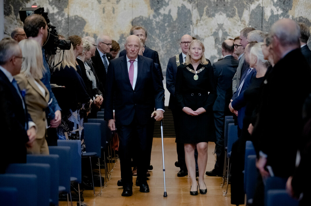 Rektor ved Universitetet i Bergen, Margareth Hagen, hadde æra av å ta imot kong Harald til arrangementet i aulaen som markerte starten på det store 75-årsjubileet.