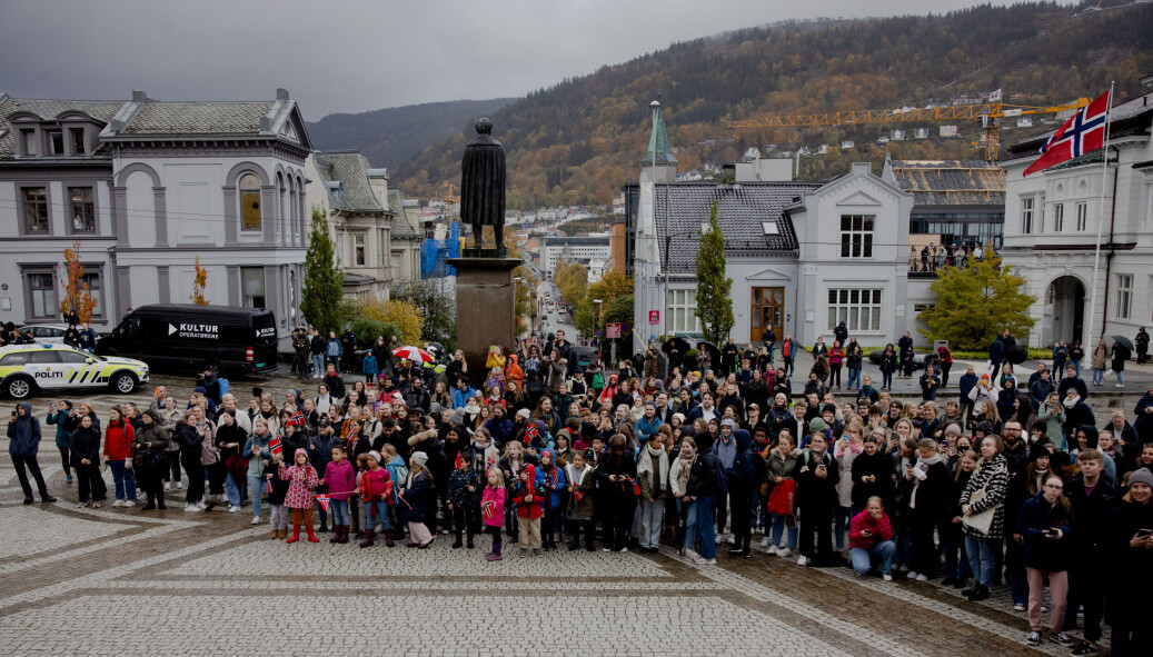 Samla kring initiativtakaren til Bergen museum som i dag står på sokkel , Wilhelm F. K. Christie, 25. oktober 2021, 75 år etter at byen Bergen fekk sitt universitet. Men det var Kong Harald dei venta på denne gongen. Samla kring initiativtakaren til Bergen museum som i dag står på sokkel , Wilhelm F. K. Christie, 25. oktober 2021, 75 år etter at byen Bergen fekk sitt universitet. Men det var Kong Harald dei venta på denne gongen.