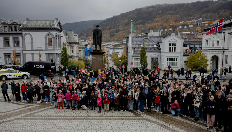 Samla kring initiativtakaren til Bergen museum som i dag står på sokkel , Wilhelm F. K. Christie, 25. oktober 2021, 75 år etter at byen Bergen fekk sitt universitet. Men det var Kong Harald dei venta på denne gongen.