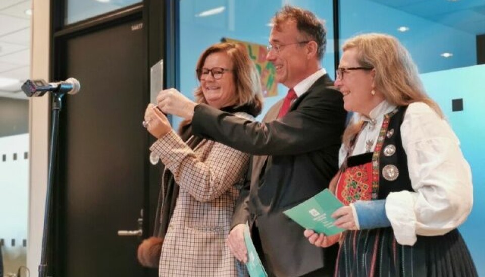 Linda Sune Eriksen i Statsbygg gir QR-nøkkelen til rektor Johann Roppen.