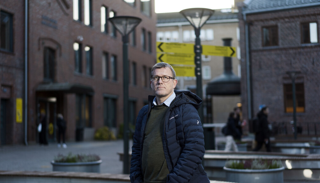 — Jeg var jo litt lost. Jeg hadde aldri hørt om en kollokvie — og det var så mange nye ord som jeg måtte slå opp hver dag, sier Svenn-Erik Mamelund om sin tid som førstegenerasjonsstudent. — Jeg var jo litt lost. Jeg hadde aldri hørt om en kollokvie — og det var så mange nye ord som jeg måtte slå opp hver dag, sier Svenn-Erik Mamelund om sin tid som førstegenerasjonsstudent.