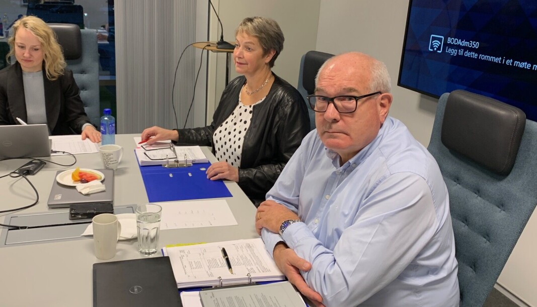 Styreleder Øyvind Fylling-Jensen ved Nord universitet vil ha full trøkk på oppbygging av lærerutdanning i Mo i Rana, trass i at regjeringen vil gjenopprette studiestedet Nesna. — Vi skal kjøre på, sa styrelederen i dagens styremøte her med rektor Hanne Solheim Hansen og Linda Therese Kristiansen helt til venstre . Styreleder Øyvind Fylling-Jensen ved Nord universitet vil ha full trøkk på oppbygging av lærerutdanning i Mo i Rana, trass i at regjeringen vil gjenopprette studiestedet Nesna. — Vi skal kjøre på, sa styrelederen i dagens styremøte her med rektor Hanne Solheim Hansen og Linda Therese Kristiansen helt til venstre .