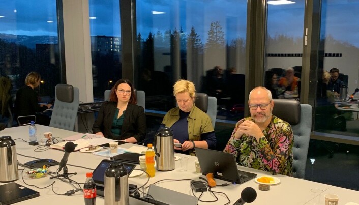 <span class=" t14" data-lab-text_size_desktop="14">Ansattrepresentant i styret ved Nord universitet Ellen Sæthre-McGuirk (t.v) var tydelig på at Nesna-saken har vært en voldsom belastning for de ansatte. Her fra dagens styremøte sammen med styremedlem Eva Maria Kristoffersen og ansattrepresentant Oddbjørn Johansen. </span> <span class=" t14" data-lab-text_size_desktop="14">Ansattrepresentant i styret ved Nord universitet Ellen Sæthre-McGuirk (t.v) var tydelig på at Nesna-saken har vært en voldsom belastning for de ansatte. Her fra dagens styremøte sammen med styremedlem Eva Maria Kristoffersen og ansattrepresentant Oddbjørn Johansen. </span>