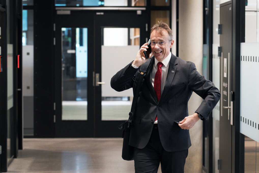 Rektor Johann Roppen i det splitter nye mediebygget i høgskuletettstaden Volda. Kanskje blir det snart ein universitetstettstad? Rektor Johann Roppen i det splitter nye mediebygget i høgskuletettstaden Volda. Kanskje blir det snart ein universitetstettstad?