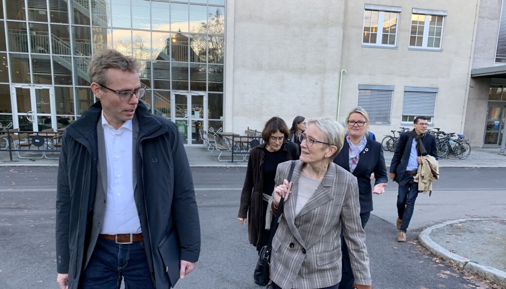 Forsknings og høyere utdanningsminister Ola Borten Moe besøkte NTNU som en del av det å bli kjent i sin nye jobb. Det var ikke til å unngå at universitetenes innovasjons interesse og samarbeid med næringslivet ble en del av samtalene. — Dette er et universitet som i generasjoner har vært vant til å samhandle med næringslivet og svare ut de behovene som næringslivet har, sa Borten Moe. Her med NTNU-rektor Anne Borg. Forsknings og høyere utdanningsminister Ola Borten Moe besøkte NTNU som en del av det å bli kjent i sin nye jobb. Det var ikke til å unngå at universitetenes innovasjons interesse og samarbeid med næringslivet ble en del av samtalene. — Dette er et universitet som i generasjoner har vært vant til å samhandle med næringslivet og svare ut de behovene som næringslivet har, sa Borten Moe. Her med NTNU-rektor Anne Borg.