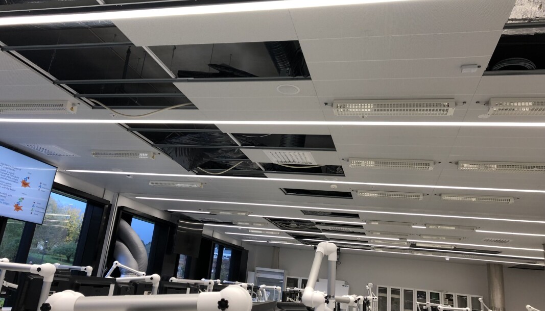 Det mangler takplater i enkelte rom og studenter melder om hodepine grunnet dårlig ventilasjon, kan sisteårsstudent Martin Örmer fortelle til Khrono. Det mangler takplater i enkelte rom og studenter melder om hodepine grunnet dårlig ventilasjon, kan sisteårsstudent Martin Örmer fortelle til Khrono.