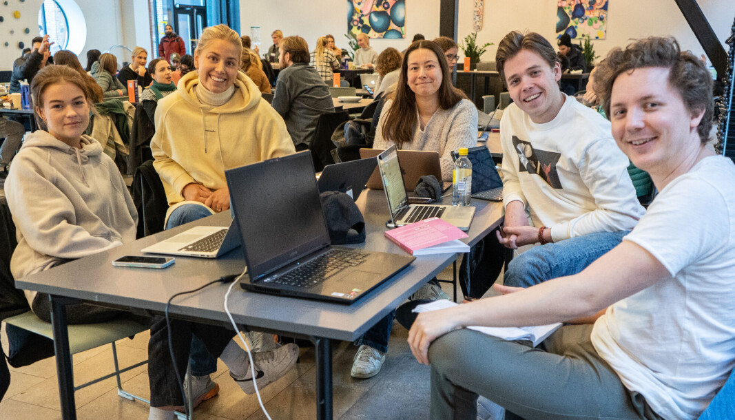 Grunnskolelærerstudentene Eline Andstø (f.v.), Benedikte Jørgensen Lunde, Oda Austlid, Håvard Nundal Halleraker og Kristian Hauer Århus ved OsloMet har ikke selv erfaringer med å styrke, men sier det ikke var noe enklere eksamener i koronasemesterene. Grunnskolelærerstudentene Eline Andstø (f.v.), Benedikte Jørgensen Lunde, Oda Austlid, Håvard Nundal Halleraker og Kristian Hauer Århus ved OsloMet har ikke selv erfaringer med å styrke, men sier det ikke var noe enklere eksamener i koronasemesterene.