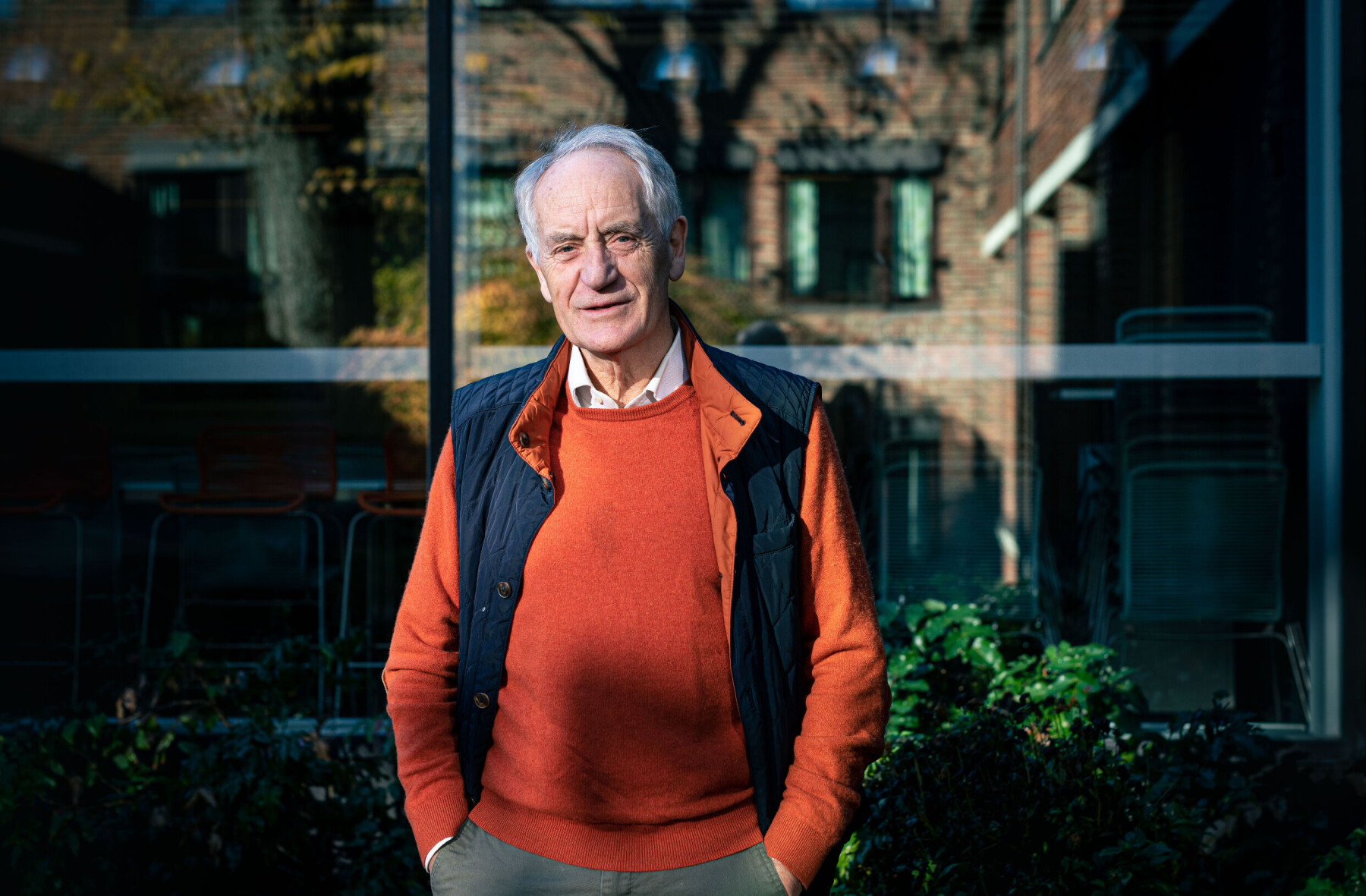 — Eg blir stadig vekk sett kalla og sett på som ein elitist. Det har eg ikkje noko problem med, seier Rune Slagstad, her fotografert i hagen hos Institutt for Samfunnsforskning. — Eg blir stadig vekk sett kalla og sett på som ein elitist. Det har eg ikkje noko problem med, seier Rune Slagstad, her fotografert i hagen hos Institutt for Samfunnsforskning.