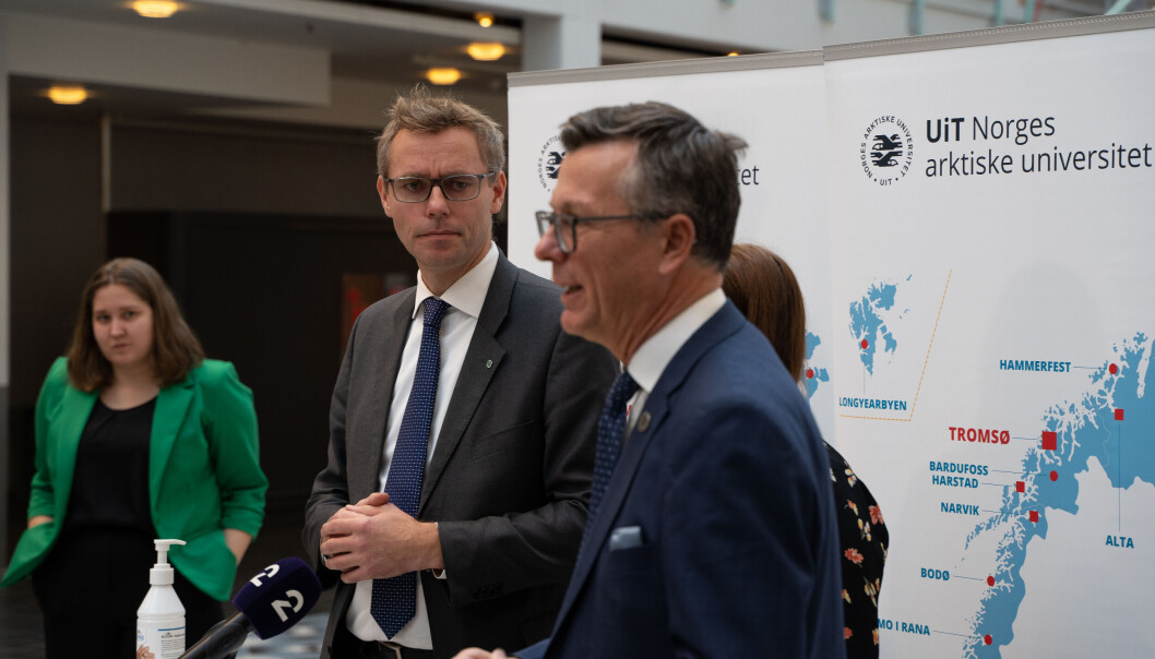 — Jeg skjønner at folkeaksjonen på Nesna er helt tydelige på at det er lærerutdanning og lærere som er viktig for regionen. Men for et breddeuniversitet som UiT er det helt klart også andre utdanningsfelt som betyr mye, sier Dag Rune Olsen. Her sammen med Ola Borten Moe tidligere i høst. — Jeg skjønner at folkeaksjonen på Nesna er helt tydelige på at det er lærerutdanning og lærere som er viktig for regionen. Men for et breddeuniversitet som UiT er det helt klart også andre utdanningsfelt som betyr mye, sier Dag Rune Olsen. Her sammen med Ola Borten Moe tidligere i høst.