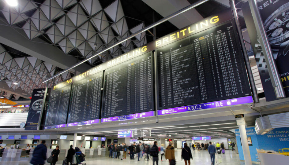 Det er mulig å reise med fly fra USA til Tyskland, her representert ved flyplassen i Frankfurt, uten EU-koronapass og QR-kode. Deretter gjelder det bare å oppsøke et tysk apotek som kan skrive ut en QR-kode, som igjen gjør det mulig å komme seg inn i Norge. Det er mulig å reise med fly fra USA til Tyskland, her representert ved flyplassen i Frankfurt, uten EU-koronapass og QR-kode. Deretter gjelder det bare å oppsøke et tysk apotek som kan skrive ut en QR-kode, som igjen gjør det mulig å komme seg inn i Norge.
