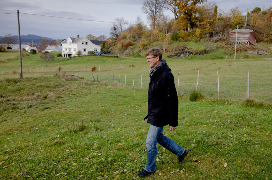 Aksel Mjøs jobbar i eit tvers gjennom internasjonalt miljø på NHH. På slektsgarden lever han bygdelivet saman med kona, som er barnehagelærar og køyrer bokbussen på Osterøy Aksel Mjøs jobbar i eit tvers gjennom internasjonalt miljø på NHH. På slektsgarden lever han bygdelivet saman med kona, som er barnehagelærar og køyrer bokbussen på Osterøy