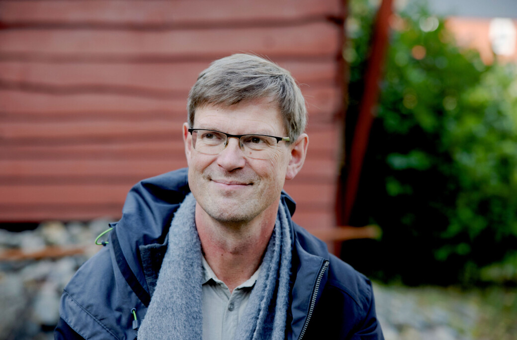 Han er fostra opp i vestlandsk motkultur og er medlem av Noregs mållag. Men Aksel Mjøs vil ikkje at verken norsk språk generelt eller nynorsk spesielt skal ha særskilt vern gjennom kvotar eller andre reguleringar. Han er kritisk til den nye språklova som vart vedtatt av Stortinget i år. Han er fostra opp i vestlandsk motkultur og er medlem av Noregs mållag. Men Aksel Mjøs vil ikkje at verken norsk språk generelt eller nynorsk spesielt skal ha særskilt vern gjennom kvotar eller andre reguleringar. Han er kritisk til den nye språklova som vart vedtatt av Stortinget i år.