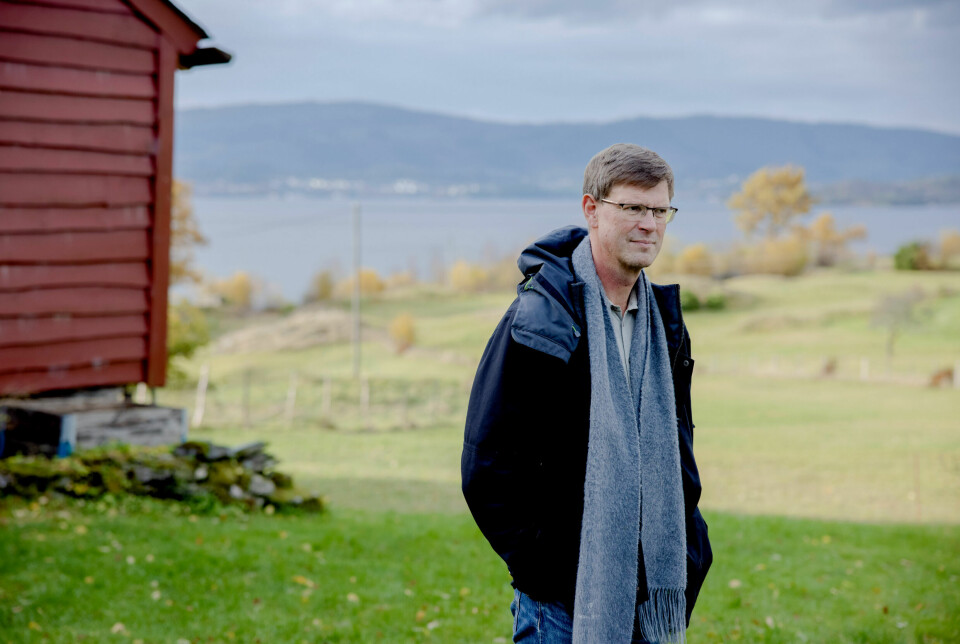 Aksel Mjøs fotografert på småbruket sitt på Osterøy. Førsteamanuensisen fra NHH blir nå leder for regjeringens nye naturrisikoutvalg.