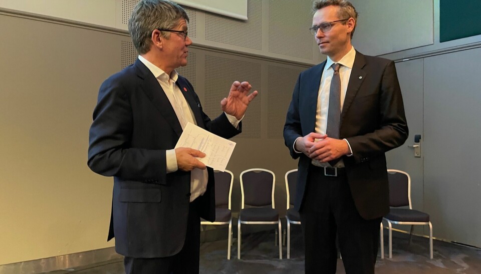 Her er UiO-rektor Svein Stølen (t.v.) i samtale med tidligere statsråd Ola Borten Moe. Nå håper han på mer frihet, forutsigbarhet, stabilitet og langsiktighet for universitetene.