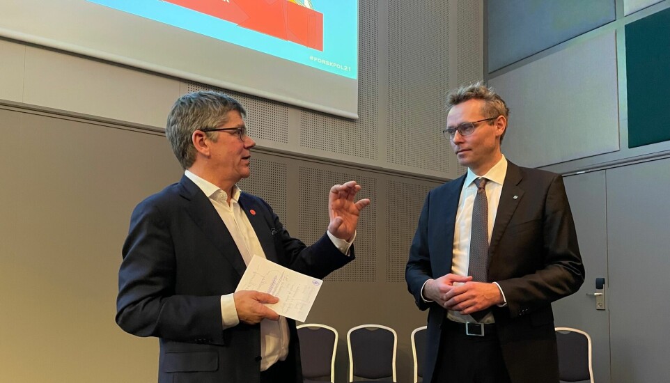 Svein Stølen og Ola Borten Moe på Forskerforbundets forskningspolitiske konferanse i november 2021, der Ola Borten Moe kom med sitt utspill og sine ambisjoner om færre midlertidige ansatte i akademia.