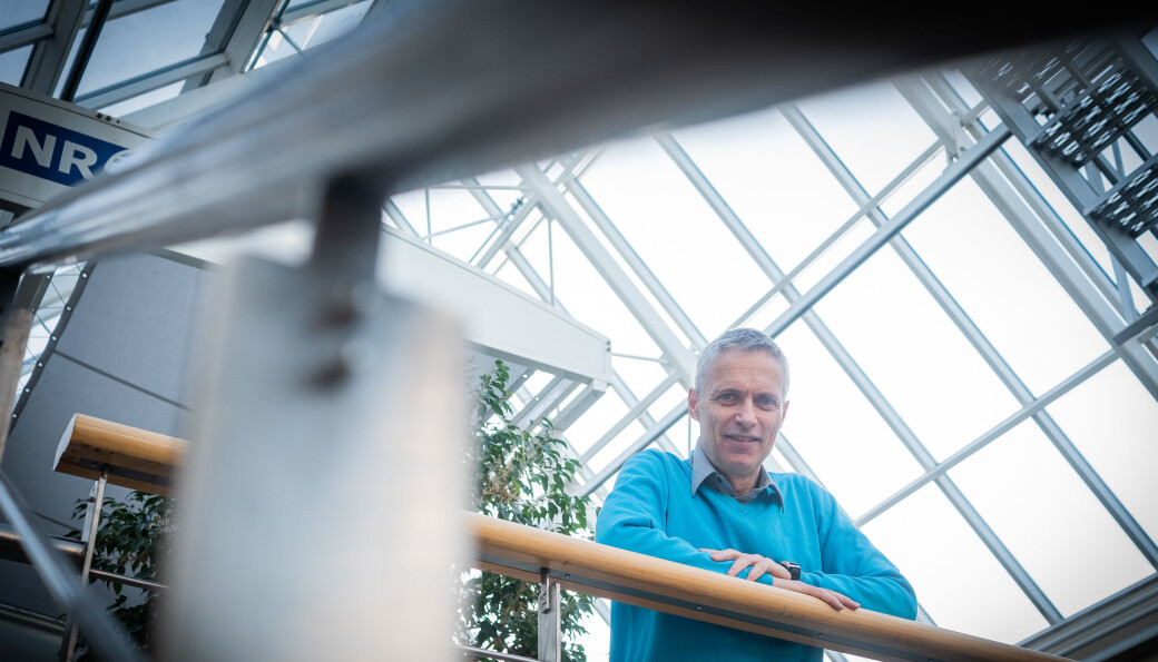 — Universitetene er innrettet slik at de finansierer lønn, og så skal prosjektkostnader dekkes av Forskningsrådet. Det er en modell som ikke er bærekraftig dersom universiteter og høgskoler vokser uten at Forskningsrådets budsjett følger etter, sier Lars Holden, direktør for Norsk Regnesentral og styreleder i Forskningsinstituttenes fellesarena — Universitetene er innrettet slik at de finansierer lønn, og så skal prosjektkostnader dekkes av Forskningsrådet. Det er en modell som ikke er bærekraftig dersom universiteter og høgskoler vokser uten at Forskningsrådets budsjett følger etter, sier Lars Holden, direktør for Norsk Regnesentral og styreleder i Forskningsinstituttenes fellesarena