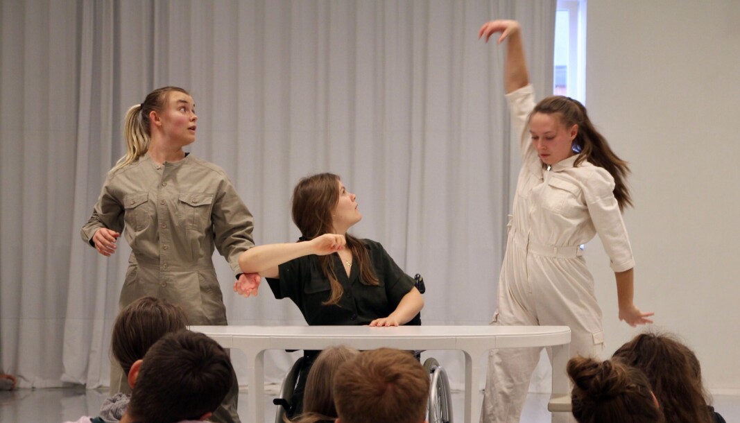 Høyskolen for dansekunst har et samarbeidsprosjekt Høgskolen i Østfold der lærerstudent og dansekunststudent sammen skal utvikle et prosjekt som senere skal turnere i Den Kulturelle skolesekken i Østfold, mens lærerstudentene er i sin praksis på barneskoletrinnet. Prosjektet er del av et stort tverrfaglig forskningsprosjekt kalt pARTiciPED, støttet av Forskningsrådet og eid av Høgskolen i Østfold, der Høyskolen for dansekunst er en viktig part. Høyskolen for dansekunst har et samarbeidsprosjekt Høgskolen i Østfold der lærerstudent og dansekunststudent sammen skal utvikle et prosjekt som senere skal turnere i Den Kulturelle skolesekken i Østfold, mens lærerstudentene er i sin praksis på barneskoletrinnet. Prosjektet er del av et stort tverrfaglig forskningsprosjekt kalt pARTiciPED, støttet av Forskningsrådet og eid av Høgskolen i Østfold, der Høyskolen for dansekunst er en viktig part.