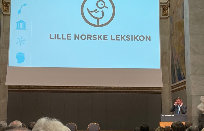 Her presenterer Erik Bolstad Lille Norske Leksikon. Her presenterer Erik Bolstad Lille Norske Leksikon.