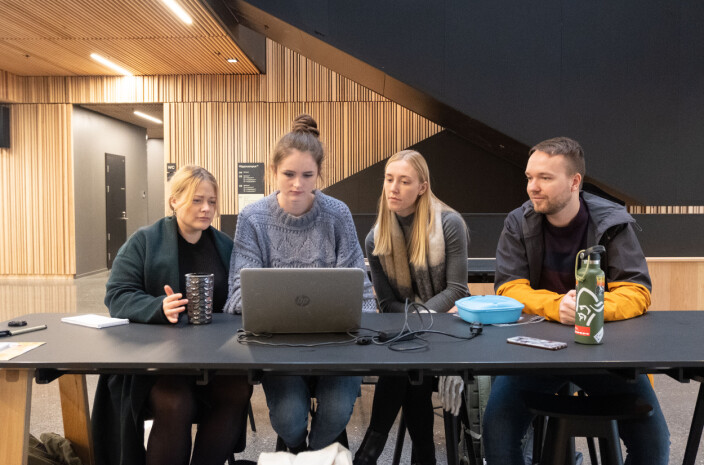 Sånn kan det se ut når studentene jobber sammen om en "klinikk-simulering". Fra venstre: Linn Kaia Sørling, Emma Hildre, Sigrun Larsen Volden, Tobias Olsen.